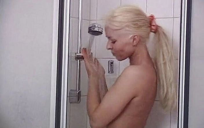 Lucky Cooch: Миниатюрная милфа-блондинка в ванной