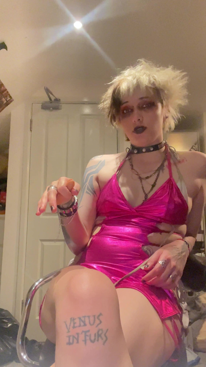 Glitterqueen1999: Un amigo gótica que se queda te pilla masturbándote y...