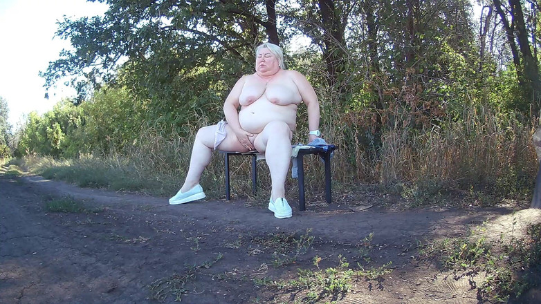 Zona901: Une belle-mère dans le parc se déshabille et se masturbe...