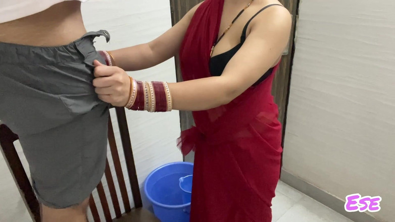 Sammy Sins: Hintli kadın duşu tamir ederken tesisatçıyla sikiliyor