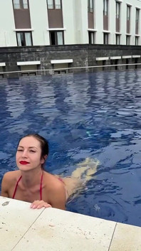 Tachinare cu bikini în aer liber, țâțe mari care se expun