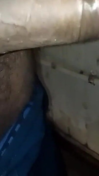 Vuile jongen dorpshuis badkamer