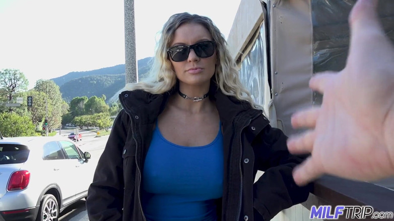 MILF Trip: La barista milf affamata di sborra kenzie taylor mescola il...