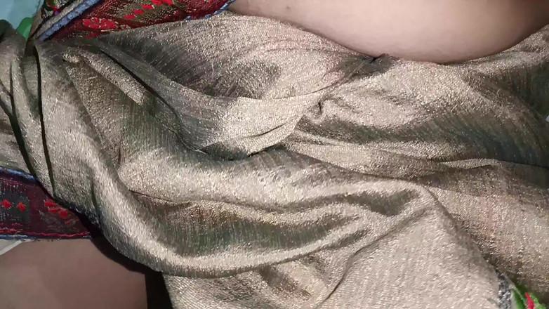 Pooja Sexy: 私はサリーを持ち上げて村のバビとセックスしました