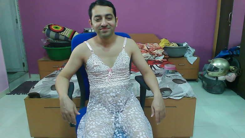 Cute & Nude Crossdresser: Roztomilá sissy crossdresser sweet lízátko v růžové princezně nighty.