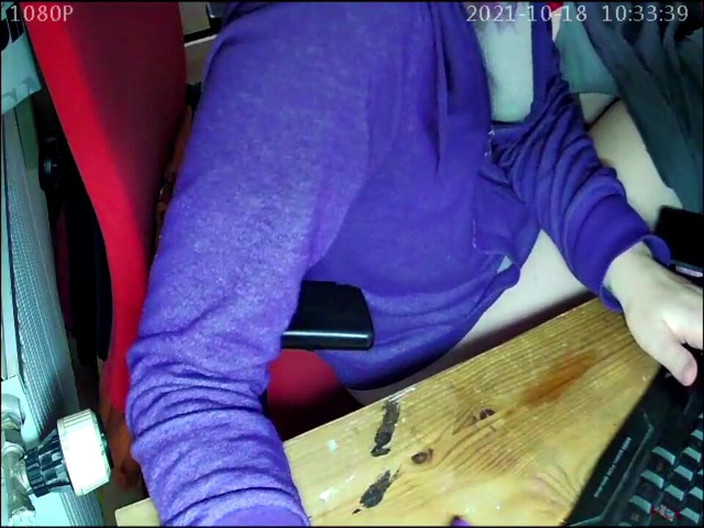 KittieNoOne: Мастурбирую перед тайной камерой