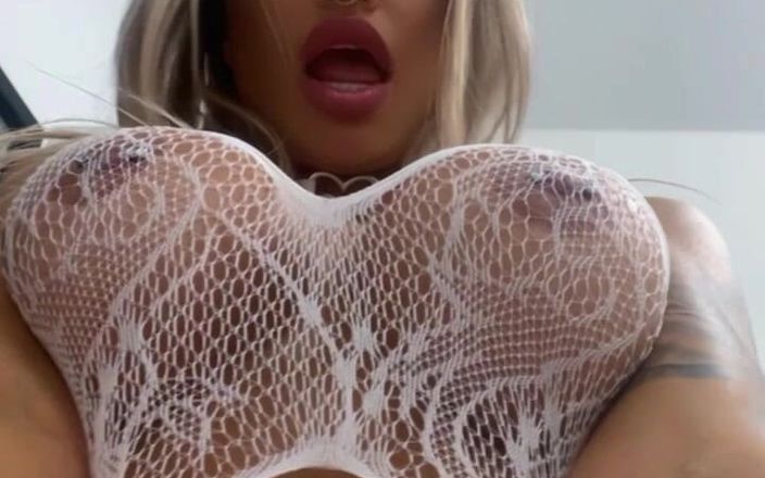 Monika Fox: Monika Fox essaye une tenue avant de tirer et de...