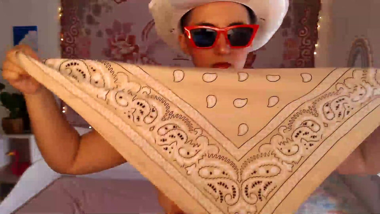 The Antichristrix: Doğal kıllı kovboy kız dans ediyor ve azdırıyor