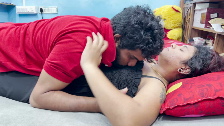 Vaigavarun45: Mallu ehefrau heiße möpse lutschen von ehemann