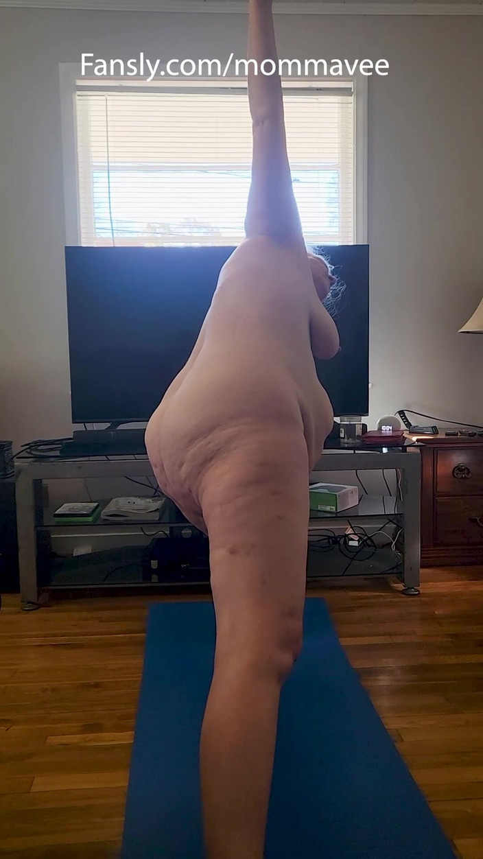 Momma Vee: O mamă sexy incitantă face yoga goală pentru ca tu...