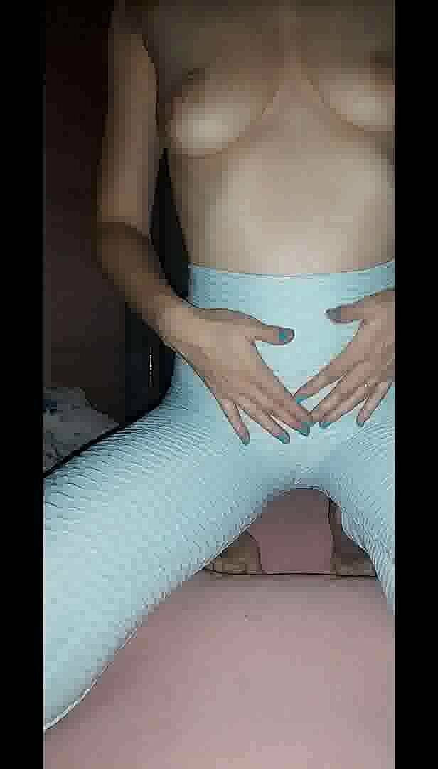 Audrey: Она ищет своего сводного брата, чтобы смотреть порно взаимно и дрочить