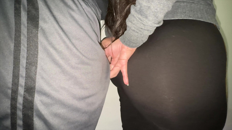 CoupleOfHotSins: Mujer De Gran Culo Agarra La Polla Del Extraño