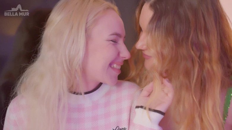 Bella Mur: Sensual sexo lésbico com loira e ruiva