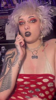 Goth Girl Glitterqueen1999 Posedlá jejím nevlastním otcem a Made to Cum! Přenos vlastnictví fetiš těla tabu transformace fetiš
