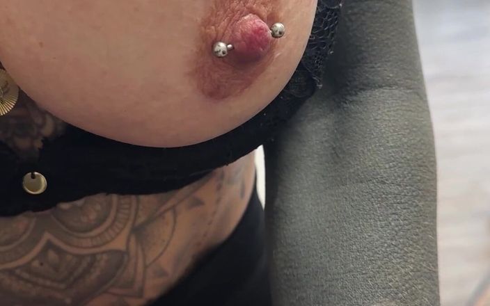 Nastasia_ink: MILF mit großen gepiercten nippes fickt Uretha mit ihren langen...