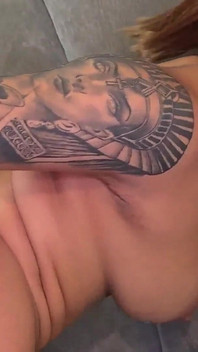 Üvey erkek kardeşler arasında kontrol için kavga olarak başlayan şey tutkulu seksle bitiyor