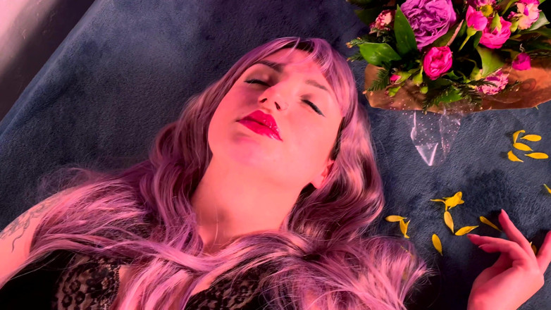 Edita Fantasy: Śliczna suka namiętnie ssie ogromne gumowe dildo i jeździ na...