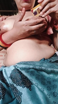 Deshi huisvrouw spuit haar hete strakke poesje