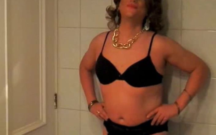 HectorChile1969: Crossdresser Fernanda Gomez framför spegeln