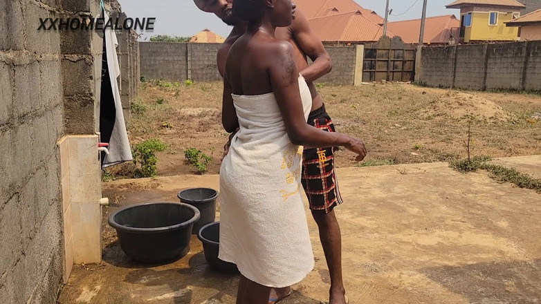 Home Alone: 淫乱なビッチは、隣人との夫の浮気をほとんど捕まっています。