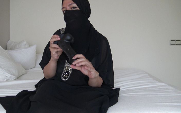 Souzan Halabi: Cezayirli evli kadın kocasının küçük yarağını siyah bir yarakla aşağılıyor
