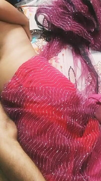 Vacker indisk Bhabhi i röd färg Saree.