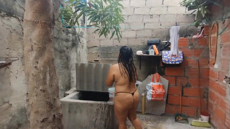 Adribella69: Vedo la mia vicina che ha un gran culo mentre...