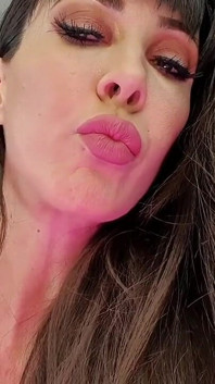 La ragazza gigante ti vuole mangiare