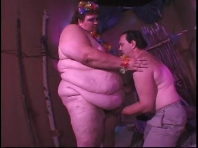 Give me BBW: Schlampe mit riesiger milchiger haut bekommt ihre fette muschi gefingert