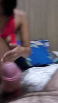 Yeni seks oyuncaklarını deniyorum.