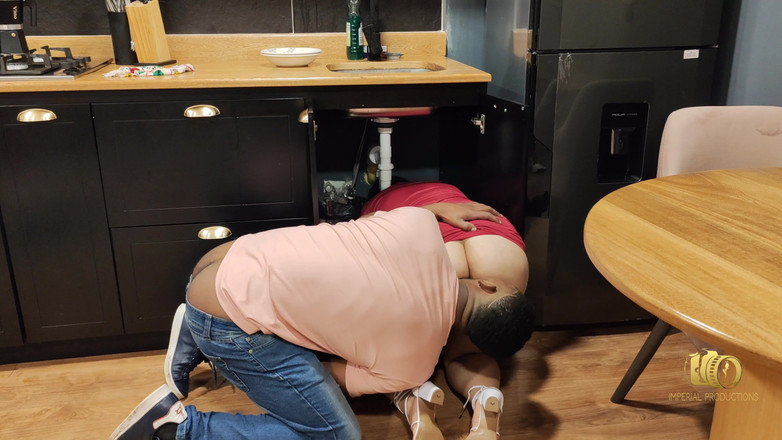 Rioc69: Antonella Jones è una casalinga a cui piace essere senza mutandine