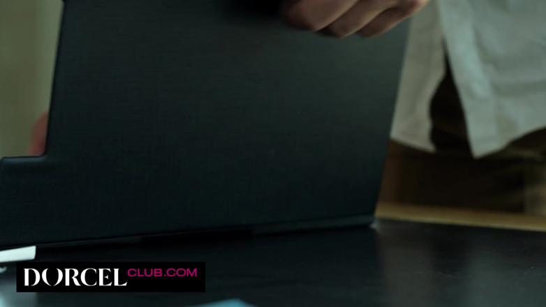 Dorcel Club: Pulsión lésbica en el baño del instituto