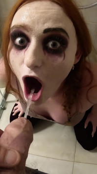 Pixie tendo meu xixi e recebendo chuva dourada de Betty para Hallloween