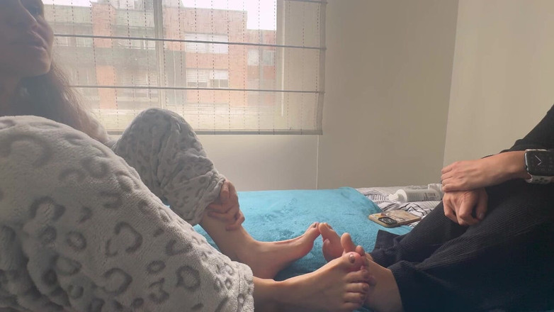 scarlettandc: Pertarungan Kaki Dua Wanita Cinta.