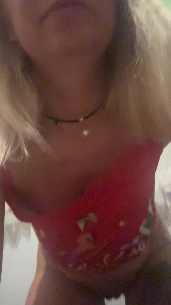 LarisaCum: Dělám sypree přímo v kuchyni u sporáku a všude si...