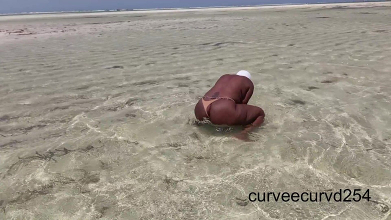 Curveecurvd254: Свечу тверкаю на пляже в Африке