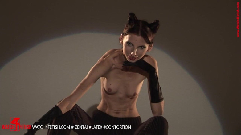Giant Fem: スタジオでのセクシーなヌード写真