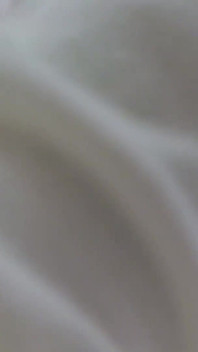Le métal lie ses mains, des cordes lient ses pieds, et ses pieds en soie blanche chatouillent