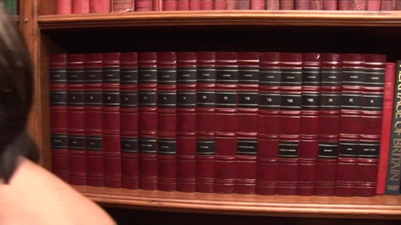 Hot Girlz: Sexy bibliothecaresse neukt met jongens met een grote pik in...