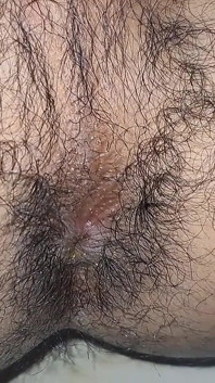 Jovem garoto sexy mostrando sua bunda dura nua.