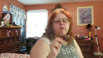 BBW nurse Vicki adventures with friends: Gordinha enfermeira Vicki gosta de comer um picolé de sorvete...
