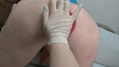 KinkyFamily: Ošukala svého přítele s velkým análním kolíkem v zadku.