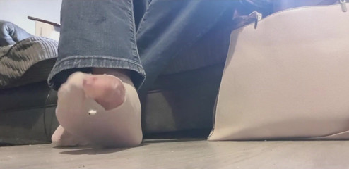 Simp to my ebony feet: Małe ukrywanie się w gigantycznych pończochach