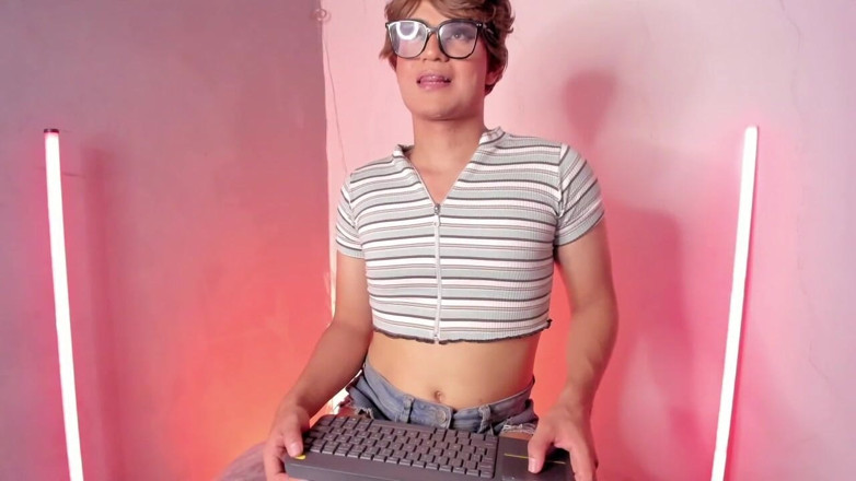 KenPrince: Sissy Femboy Ken Înnebunește După Penisul Alb Al Lui Tomas