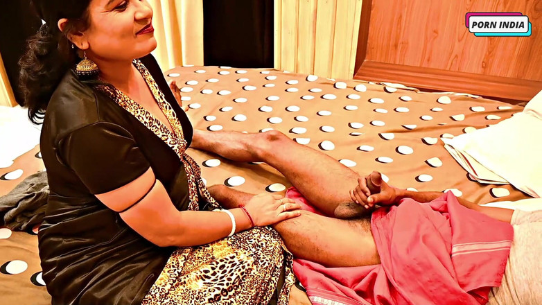 Porn India Studio: Ateşli güzel kız yaşlı adamla sikişiyor