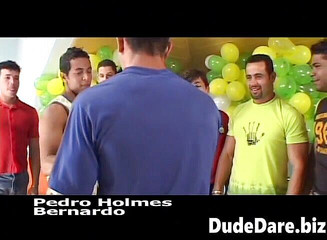 DudeDare: Podívejte se na kompilaci nejpařejší gay house party zde