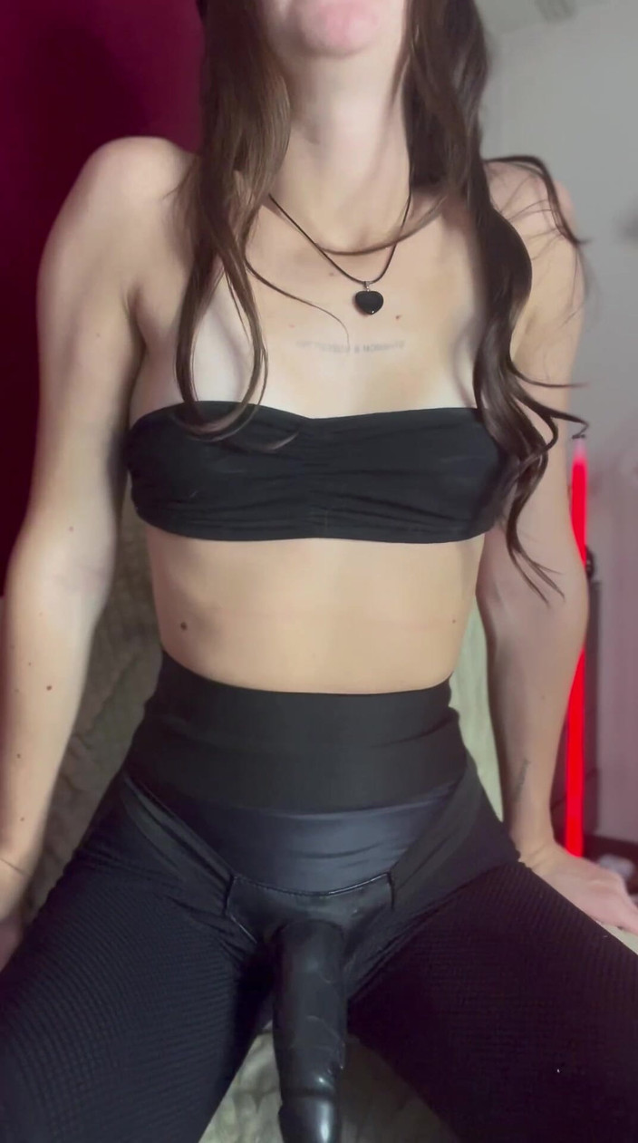 Skinny_lady69: Curul tău îmi aparține, curvă blegă