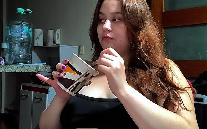 Nicole Passat: Hete mollige vrouw vult haar ronde buik met wat snoepjes