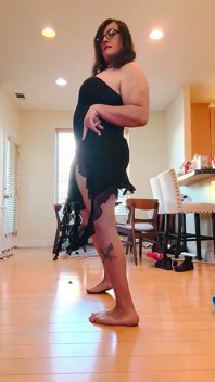 Upiorna sukienka Trans Bimbo MILF Striptiz i zły upadek dyni