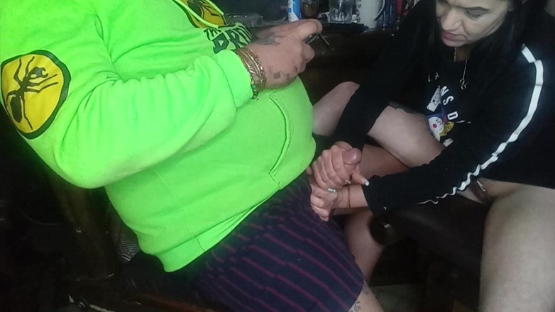 MysticBella: Dando-lhe uma punheta com sua porra al sobre minhas mãos